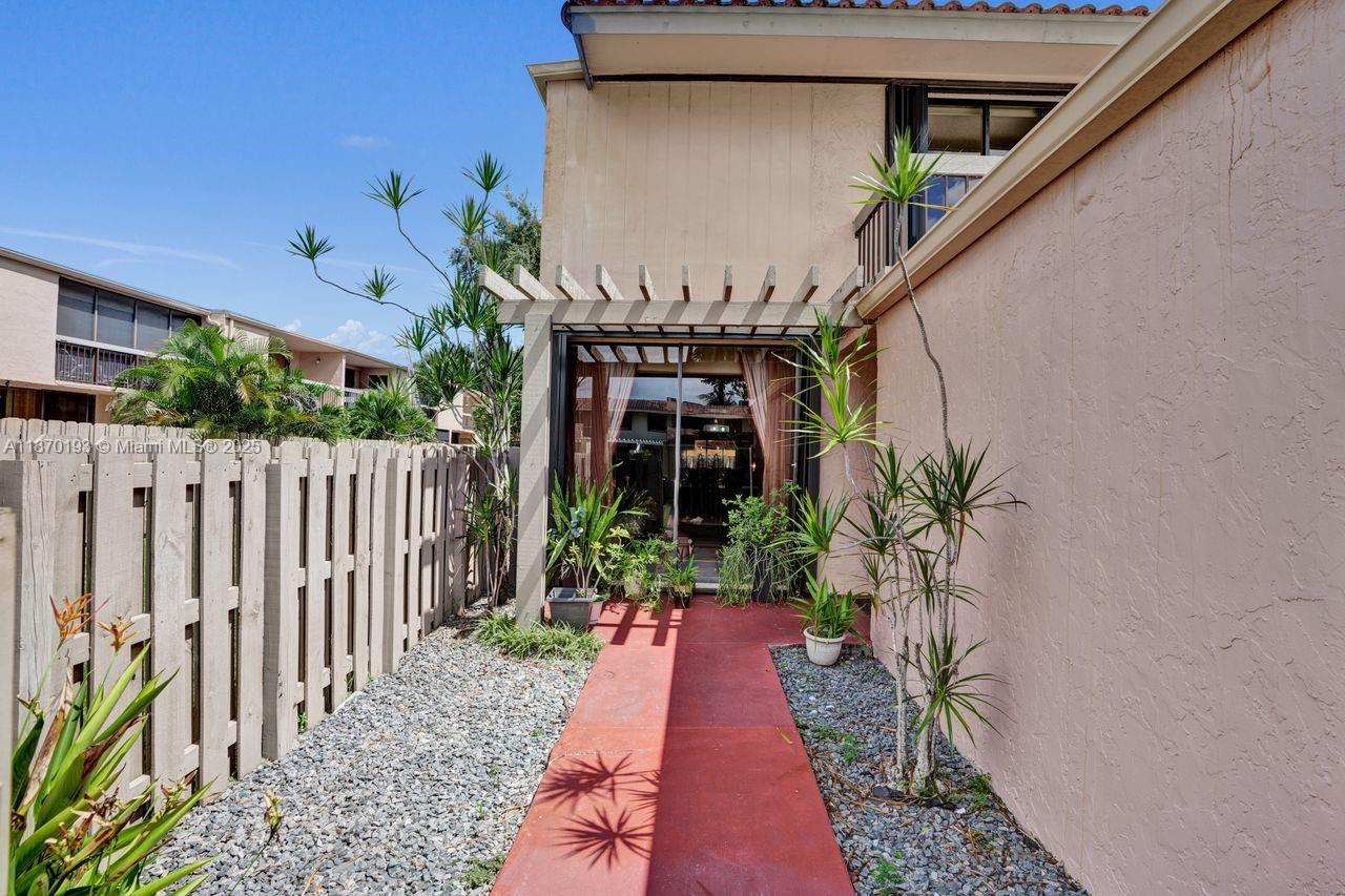 TOWNHOUSES OF THE CALIF - Residential