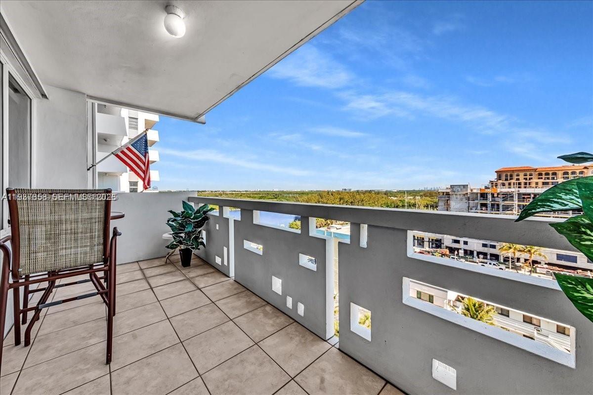 HOLLYWOOD TOWERS CONDO - Residential