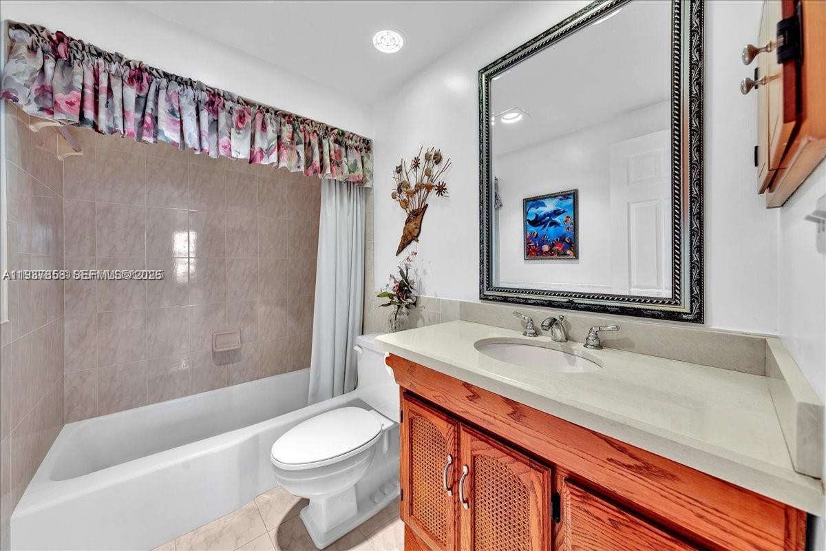 HOLLYWOOD TOWERS CONDO - Residential