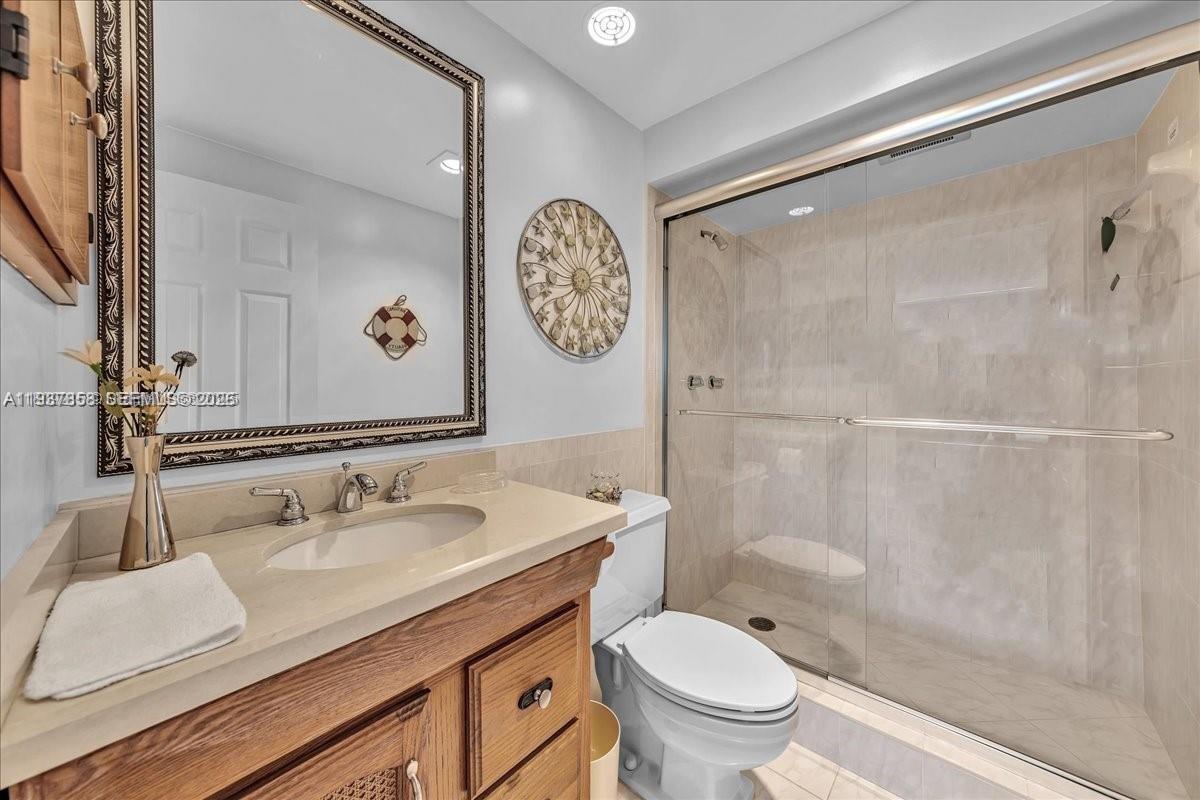 HOLLYWOOD TOWERS CONDO - Residential