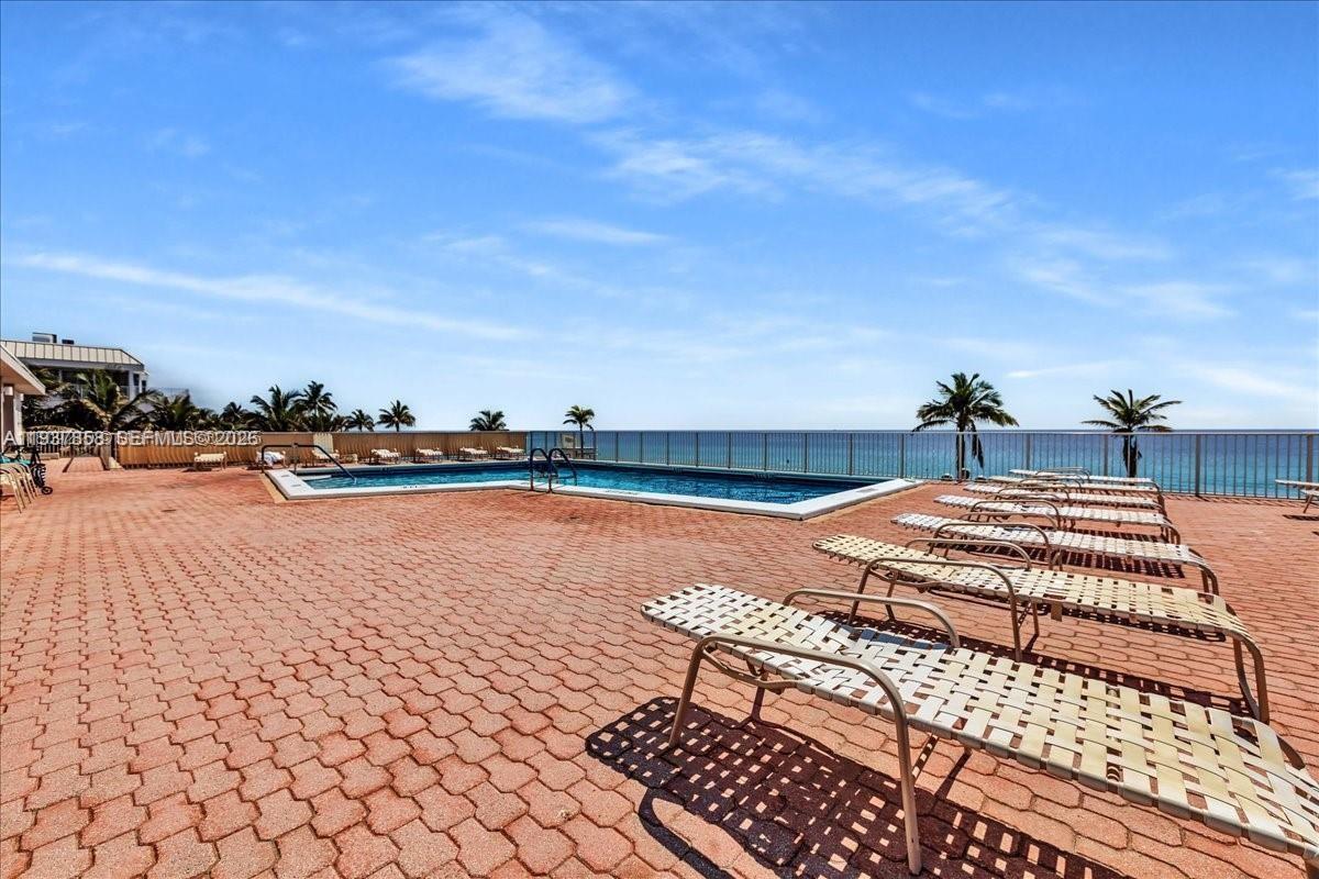 HOLLYWOOD TOWERS CONDO - Residential