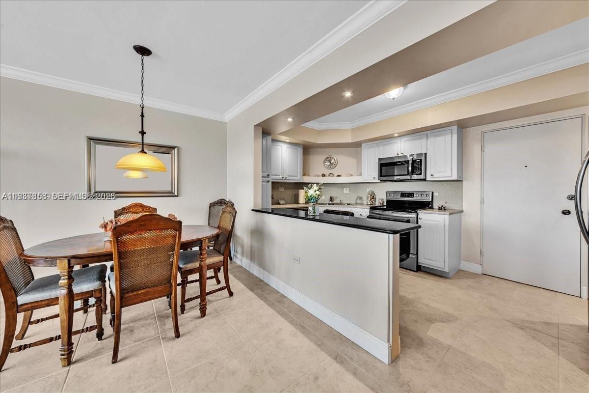 HOLLYWOOD TOWERS CONDO - Residential