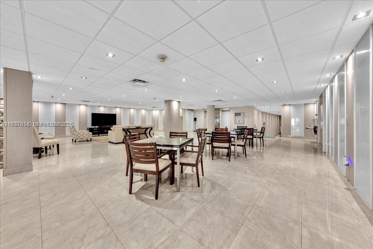 HOLLYWOOD TOWERS CONDO - Residential