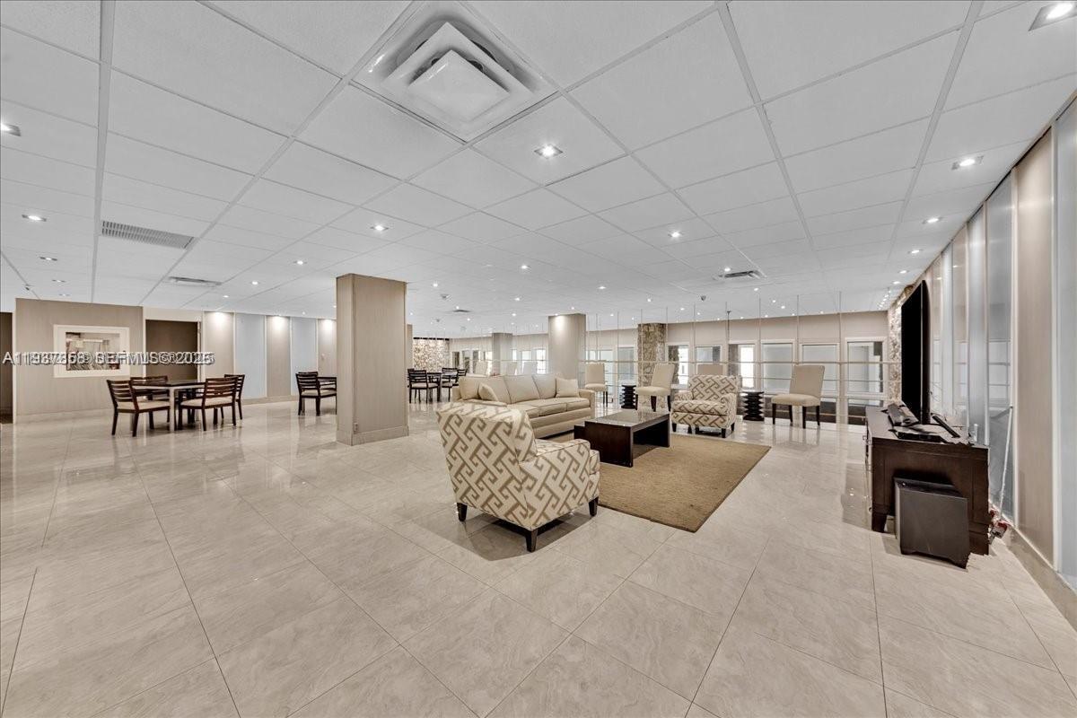 HOLLYWOOD TOWERS CONDO - Residential