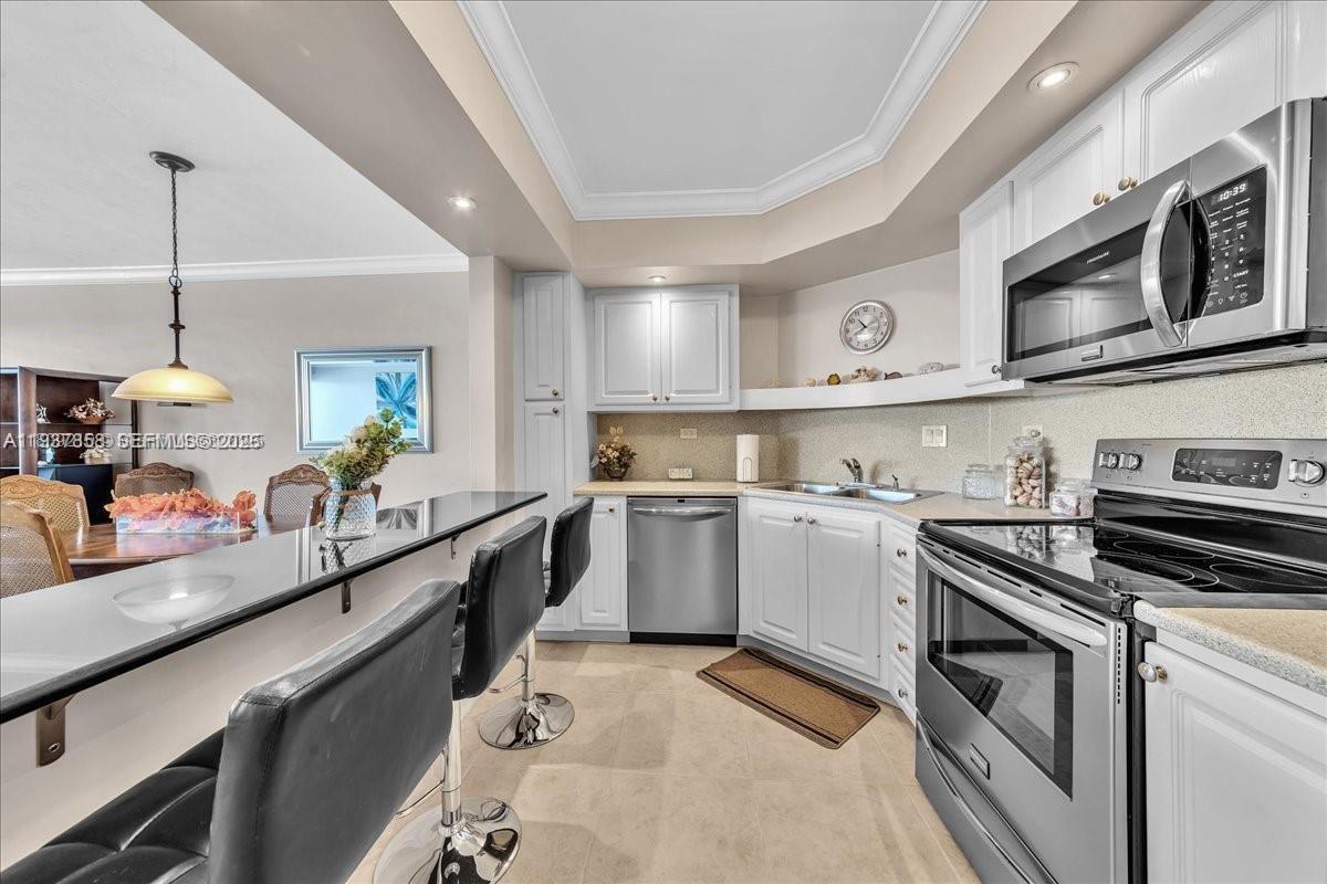 HOLLYWOOD TOWERS CONDO - Residential