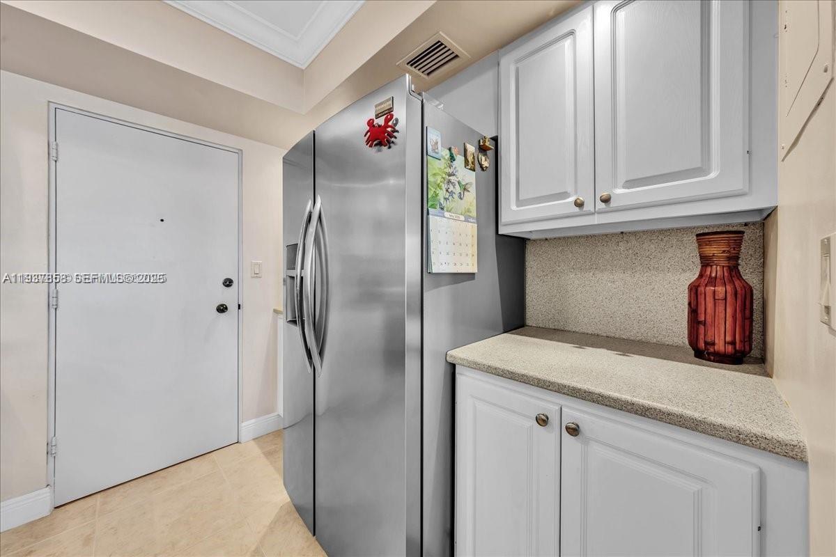 HOLLYWOOD TOWERS CONDO - Residential