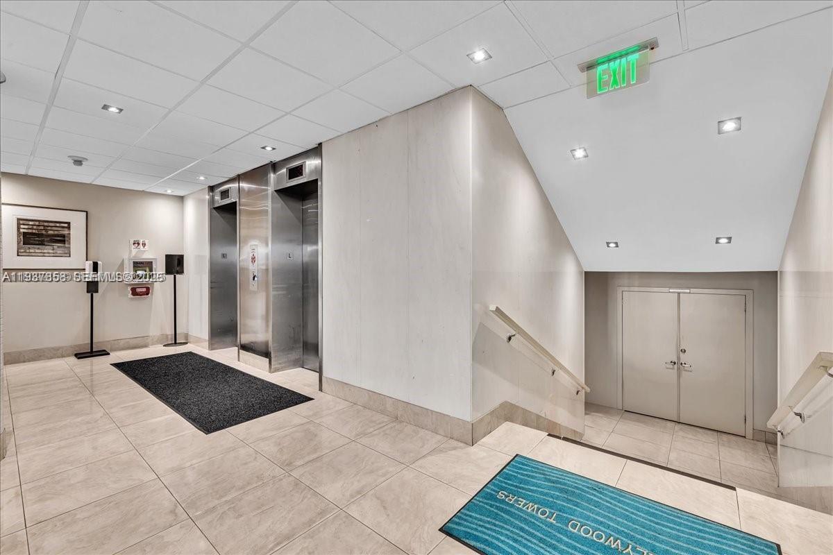 HOLLYWOOD TOWERS CONDO - Residential