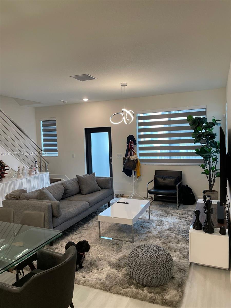 DOWNTOWN DORAL SOUTH PHAS - Residential