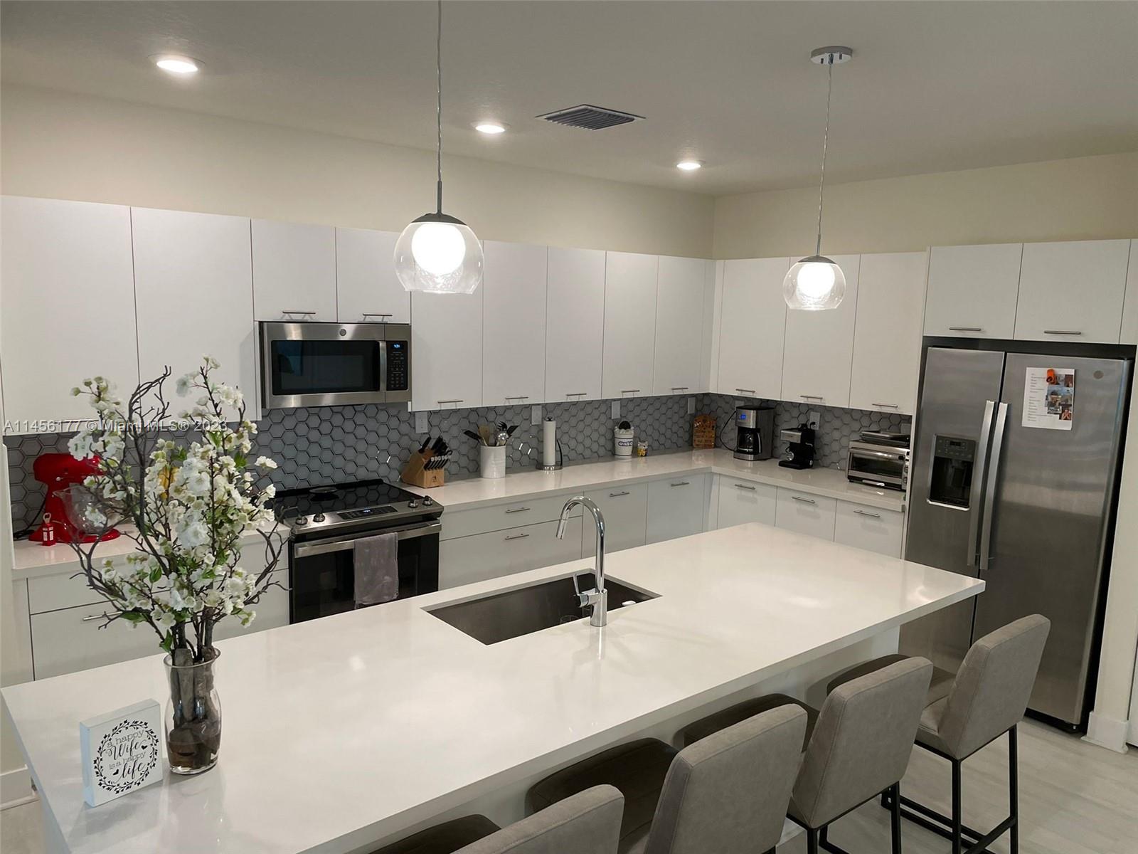 DOWNTOWN DORAL SOUTH PHAS - Residential