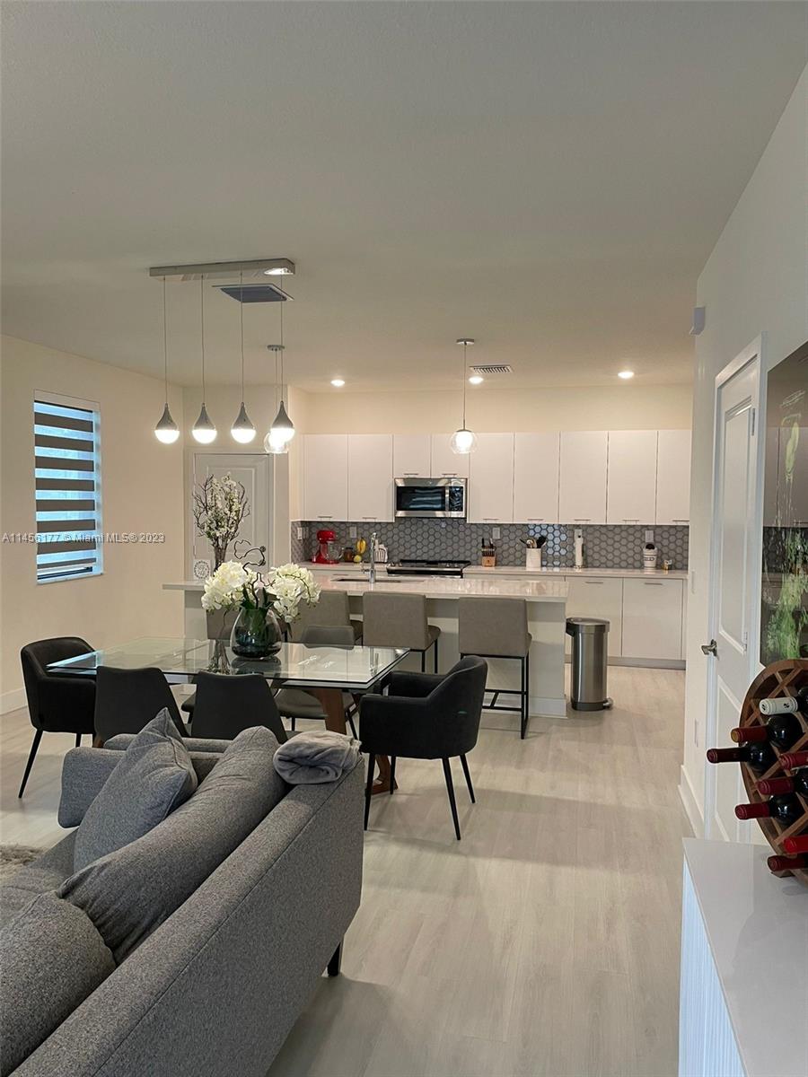 DOWNTOWN DORAL SOUTH PHAS - Residential