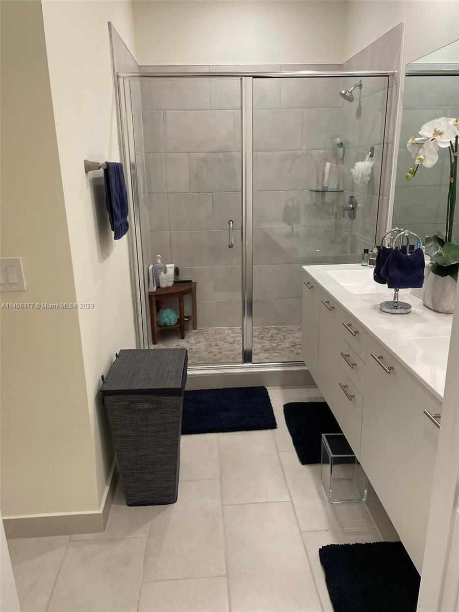 DOWNTOWN DORAL SOUTH PHAS - Residential