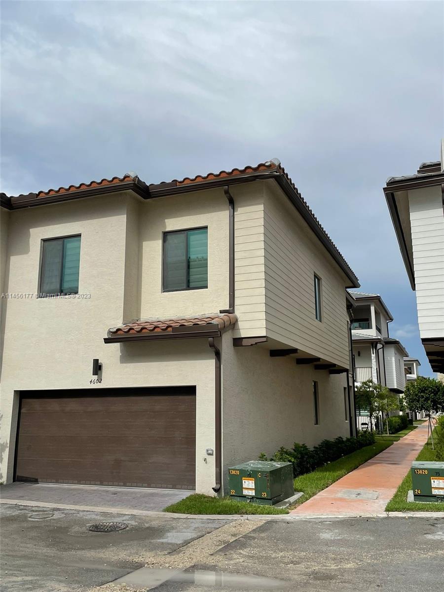 DOWNTOWN DORAL SOUTH PHAS - Residential