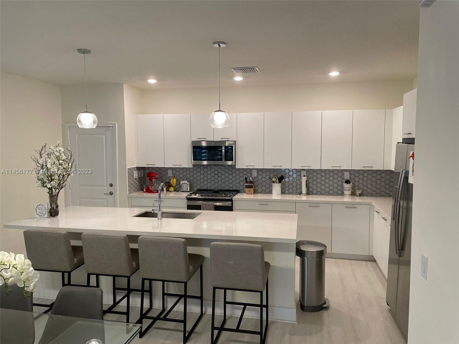 DOWNTOWN DORAL SOUTH PHAS - Residential