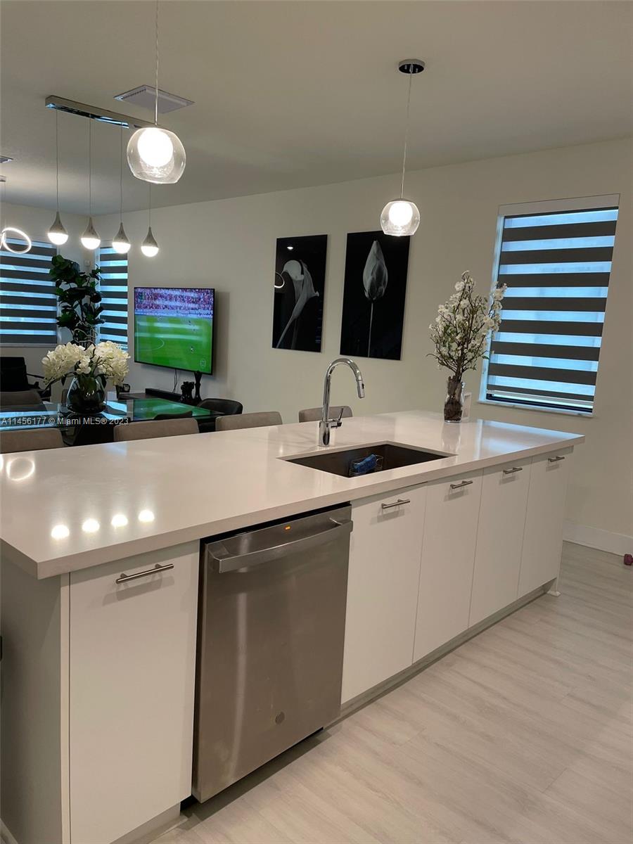 DOWNTOWN DORAL SOUTH PHAS - Residential