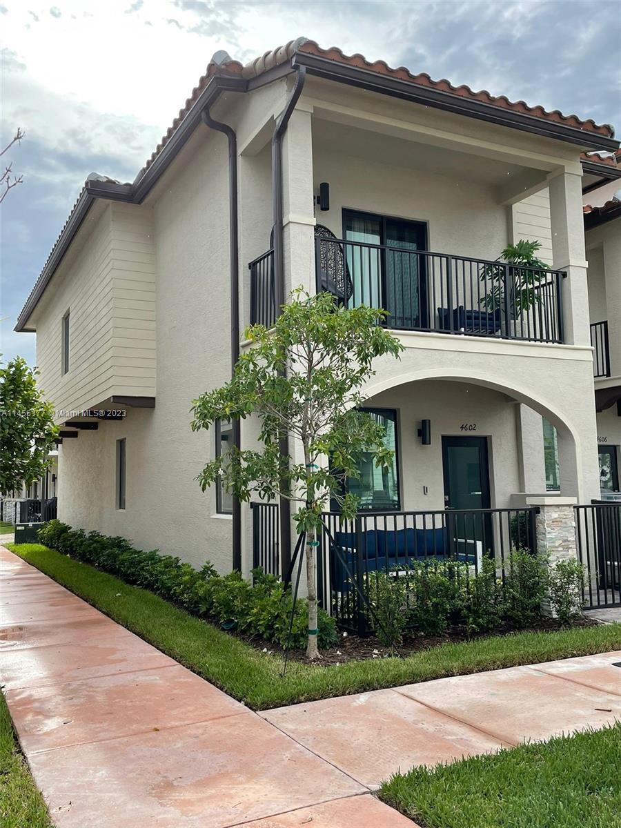 DOWNTOWN DORAL SOUTH PHAS - Residential