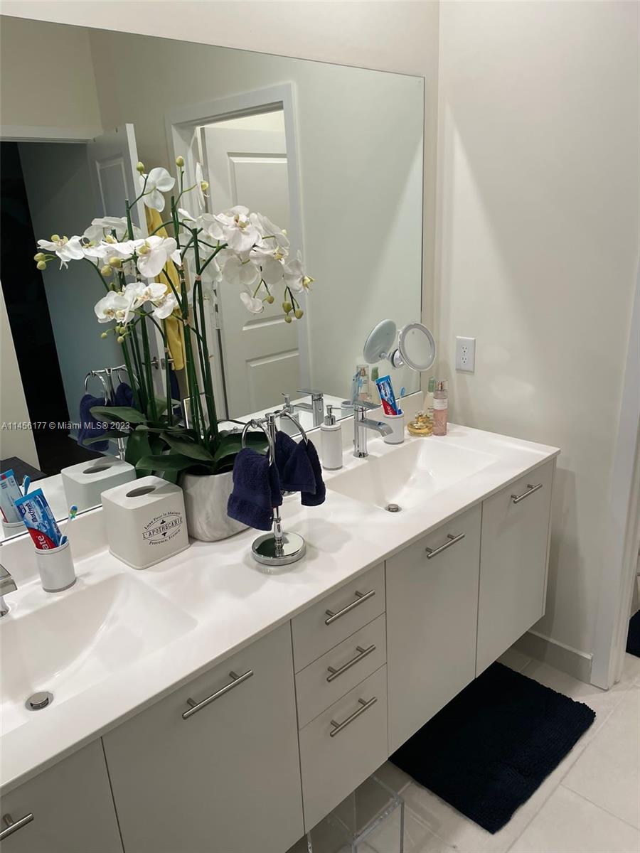 DOWNTOWN DORAL SOUTH PHAS - Residential