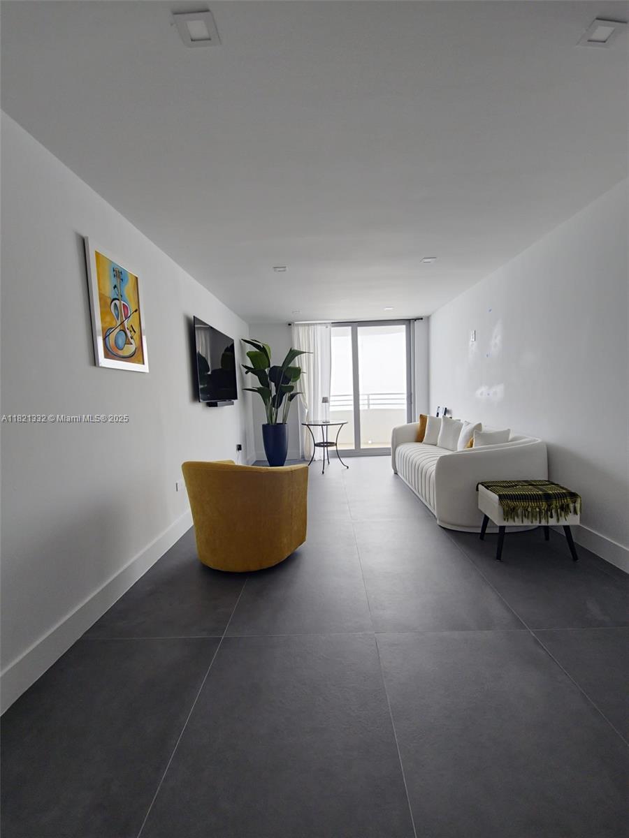 5555 Collins Ave 16P