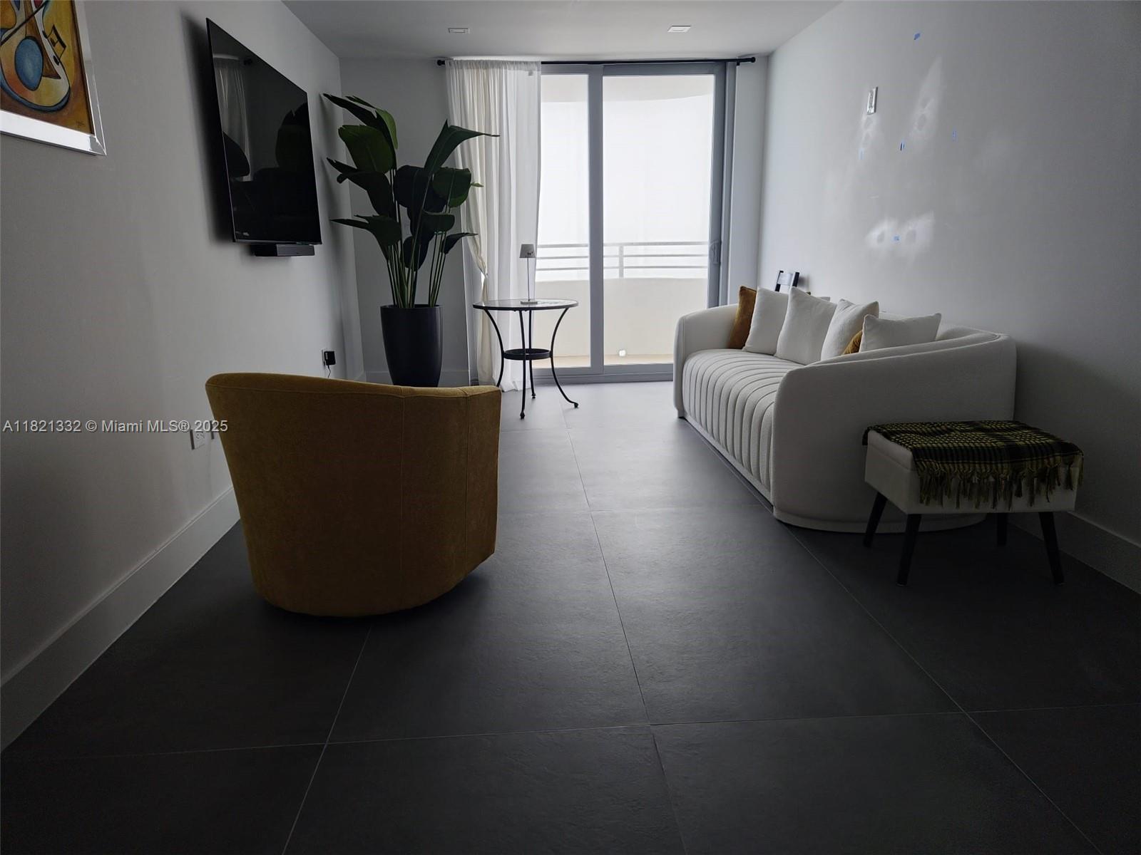 5555 Collins Ave 16P