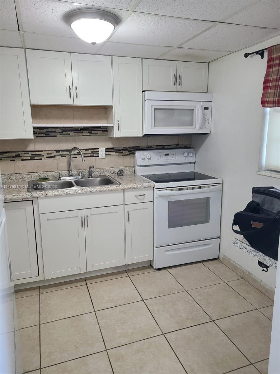 LAUDERDALE OAKS CONDO 10 - Residential