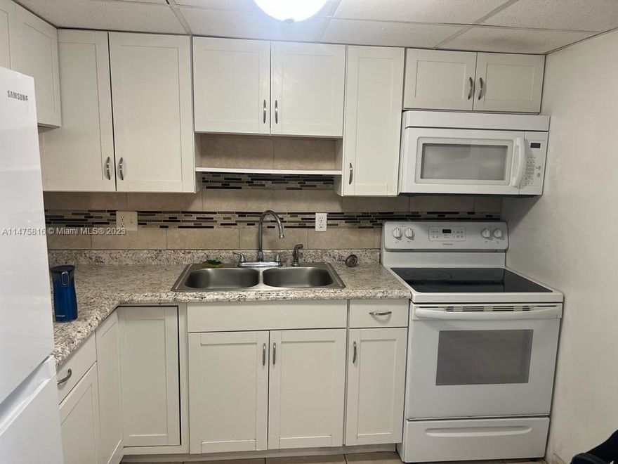 Huge Reduccion!! 
Nice Condo in Ockland Park AV 
1 BED + 2 BATH + TERRAZA CONVERTED IN A BED OR STUDIO . 
NICE AND CLEAN CONDO , THE KITCHEN APPLIANCES NICE. THE COMUNITY IS GATED WITH POOL LAKES AND GAMES SPOT .  55+ COMUNITY.
Information herein deemed reliable but not guaranteed and subject to error, omissions or changes without notice. ALL sizes, measurements, room counts, year built, square footage and waterfront measurements are approximate. If not accurate, seller and/or listing agent and affiliated office are not liable for accuracy. All realtors/buyers agents must verify.