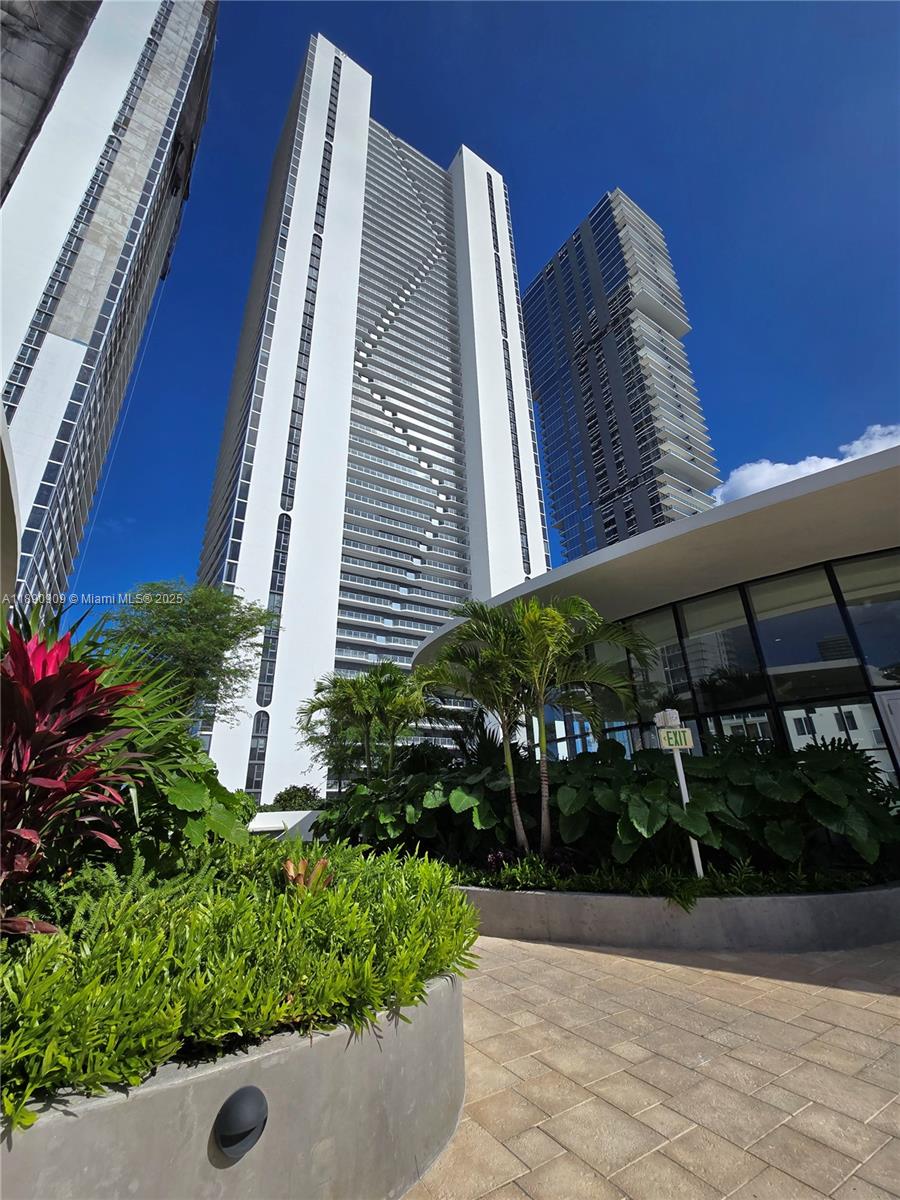 ARIA RESERVE - Residential Lease
