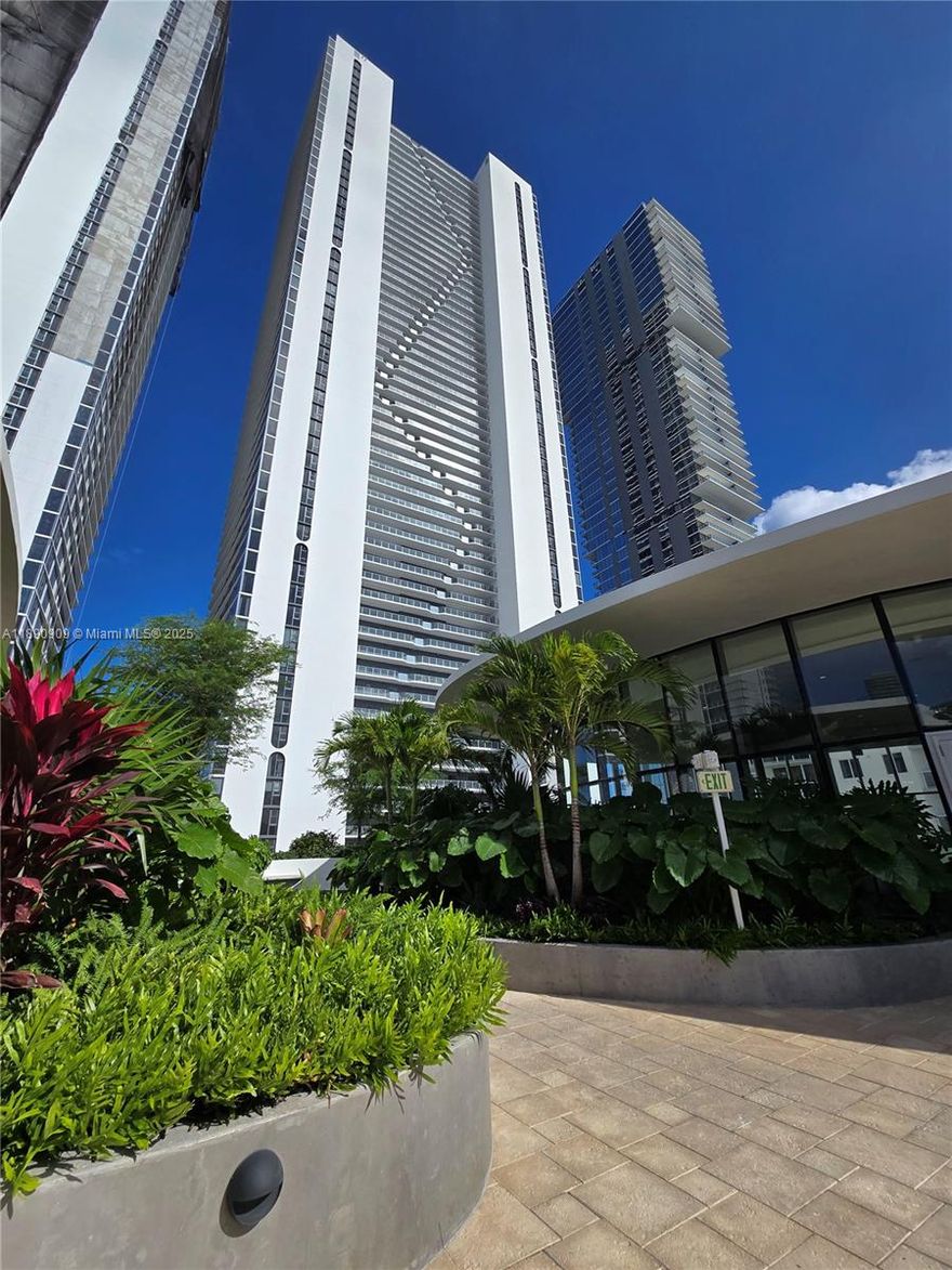 Luxurious modern unit on the 40th floor with beautiful panoramic views, brand new, 1,235 sqft, with an open layout of 1 bed+Den+2 full baths, top-of-the-line finishes: LED mirrors, tempered glass showers, luxurious bathtub. Electric curtains, lamps, and custom walk-in closets. Open-concept kitchen with top-of-the-line appliances. The Den can be adapted as an office or guest suite. Floor-to-ceiling windows and a private terrace, direct views of Biscayne Bay and the Miami skyline. Private marina, 3 pools (including a semi-Olympic pool), spa, sauna, gym, kids’ playground, sports courts, mini golf, pet park, bbq area, and more. Steps from museums and theaters, minutes from Wynwood, Miami Design District, Midtown, Downtown, Brickell, and Miami Beach. Whole Foods Market, Trader Joe’s, and Publix
