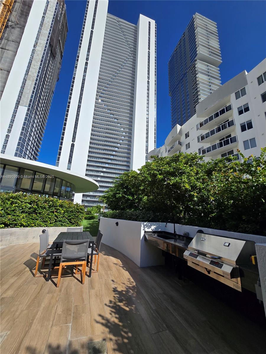 ARIA RESERVE - Residential Lease