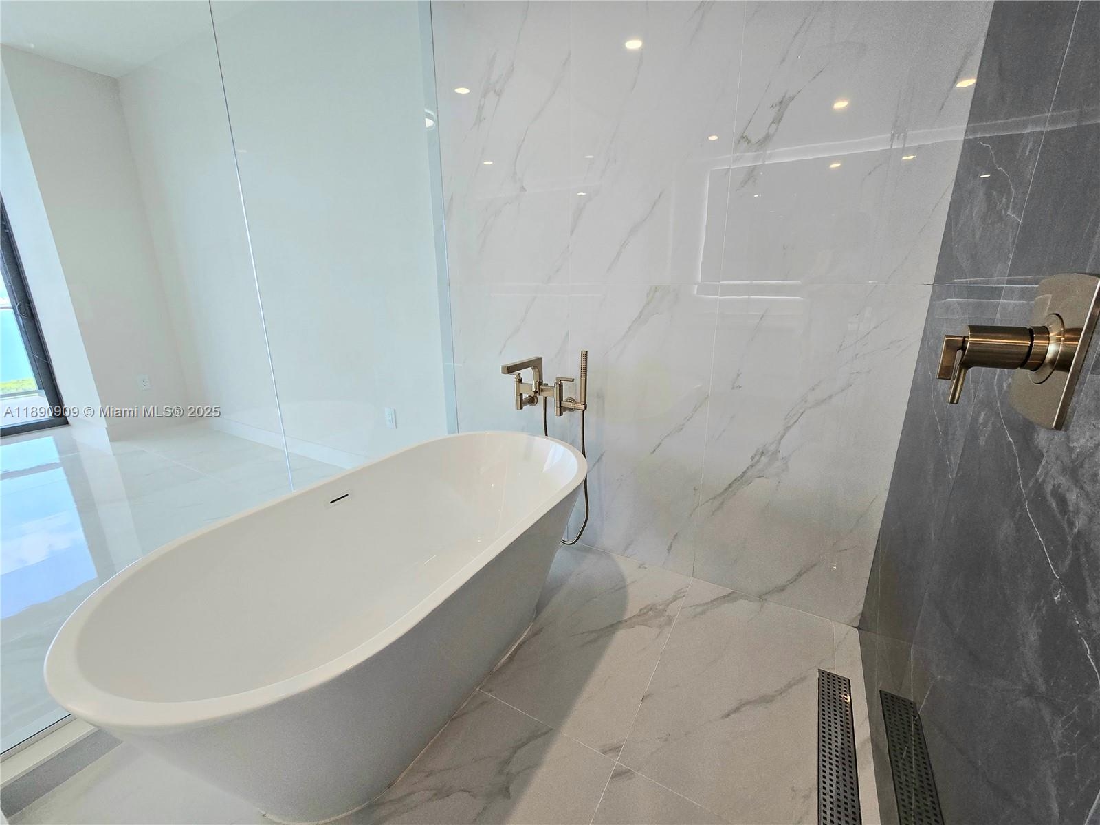 ARIA RESERVE - Residential Lease