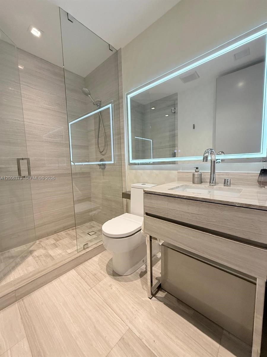 18975 Collins Ave 304