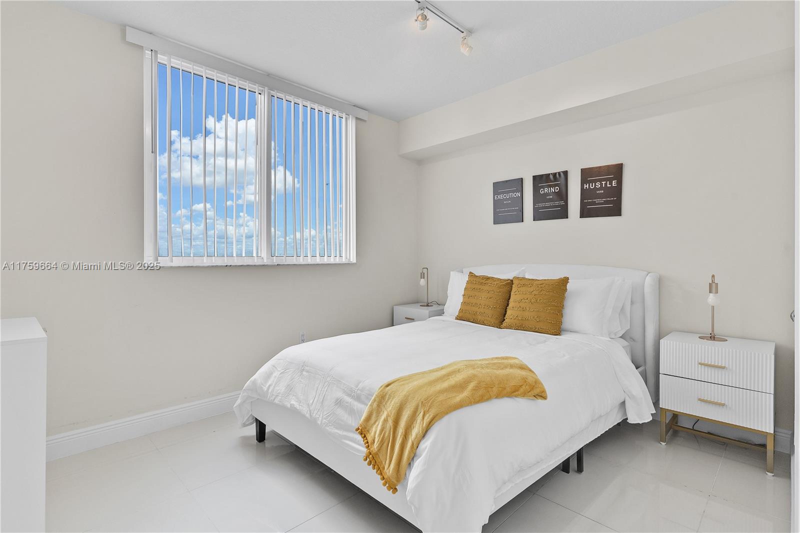 TERRAZAS RIVERPARK VILLAG - Residential