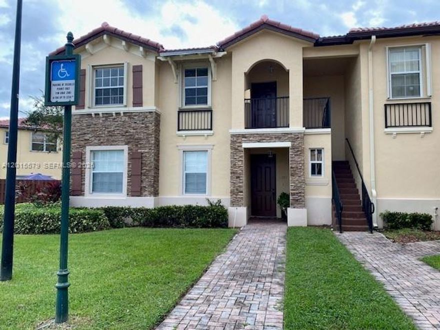 Fantastic corner condo with a breathtaking lake view. 3 bed/2 bath home, close to elementary schools. Gated
community with great amenities including clubhouse, pool and playground. Very convenient located next to the
new Baptist Hospital, new shopping plazas and main highways.