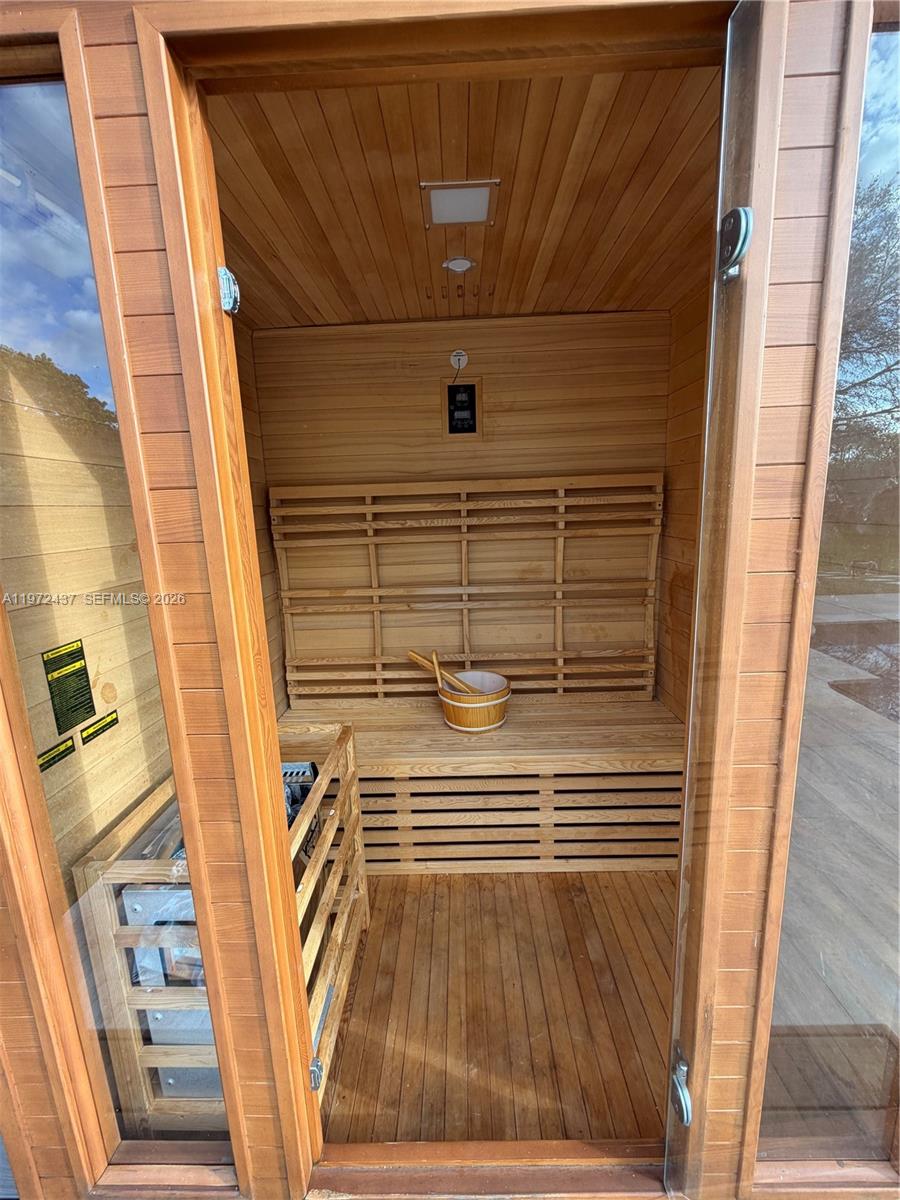 LIVE OAKS - Residential