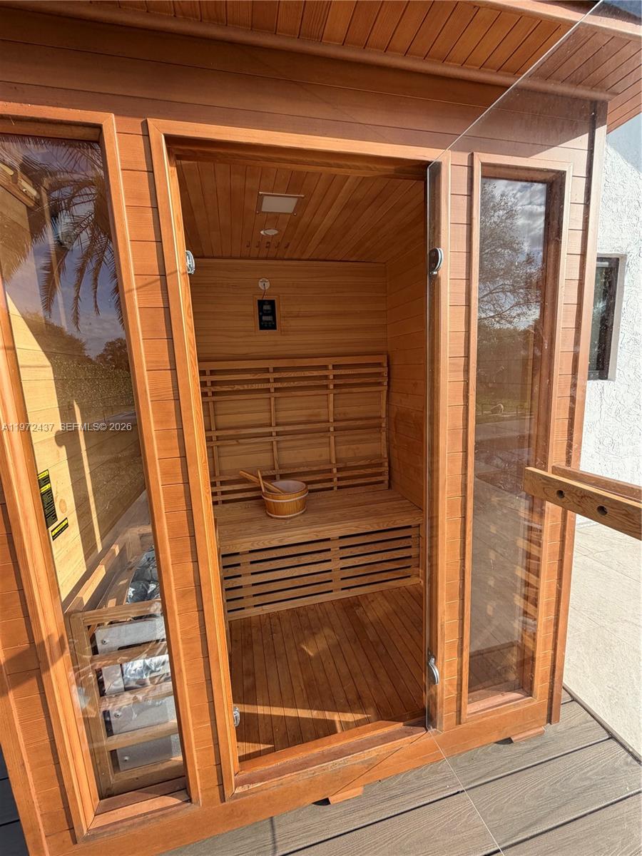 LIVE OAKS - Residential