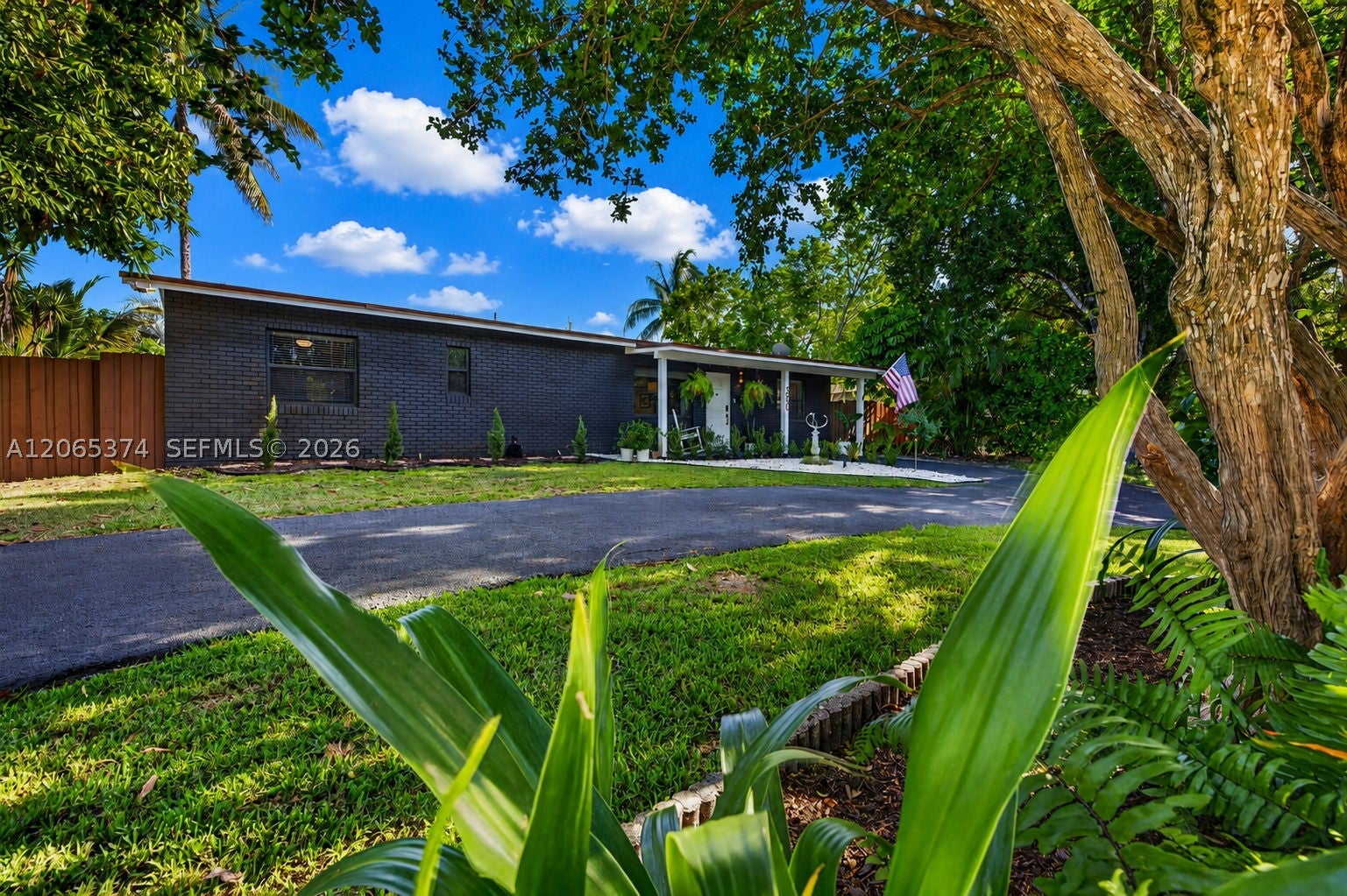 300 NW 28th St