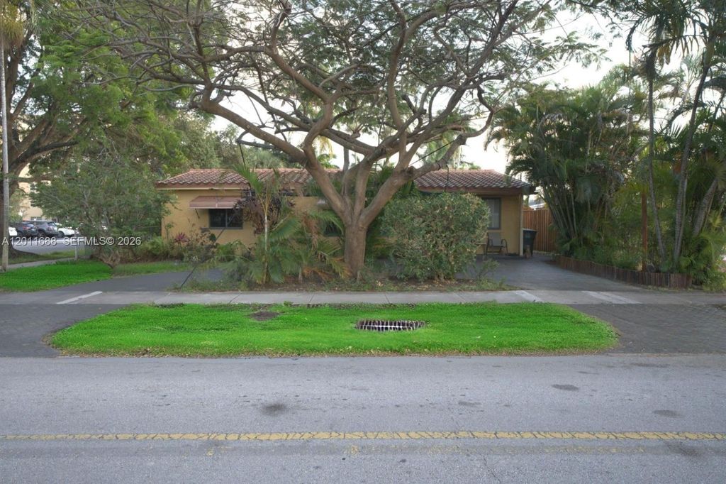 Photo of 1124 NE 7th St, Hallandale Beach, FL 33009 (MLS # A12011688)