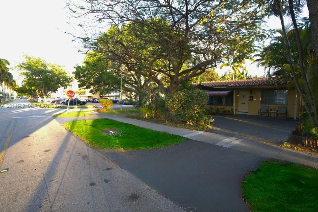 Photo of 1124 NE 7th St, Hallandale Beach, FL 33009 (MLS # A12011688)