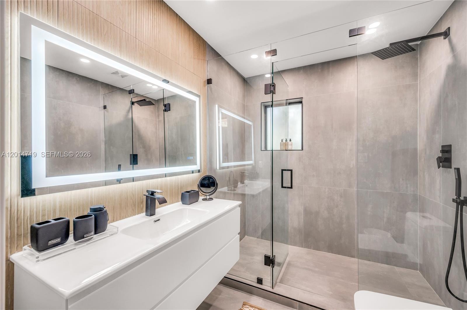 MIRROR LAKE ESTATES SEC T - Residential