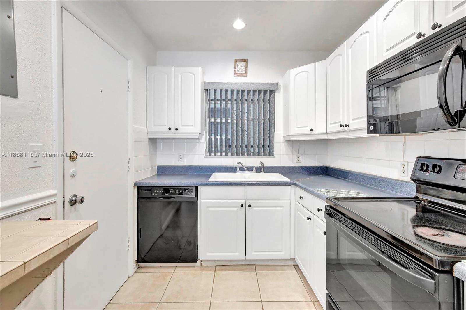 OVERSIZED 1/1 UNIT, WALK-IN CLOSET, TILED THROUGHOUT, AND DOUBLE BALCONY IN THE APARTMENT. CLOSE TO SHOPS AND RESTAURANTS. CLOSE HOLLYWOOD ACADEMY OF ARTS & SCIENCE AND THE BUSINESS DISTRICT. ASSIGNED PARKING. SHARED WASHER & DRYER OUTSIDE THE UNIT.