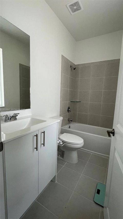 Photo of 686 SE 13th Ct, Homestead, FL 33034 (MLS # A12015847)