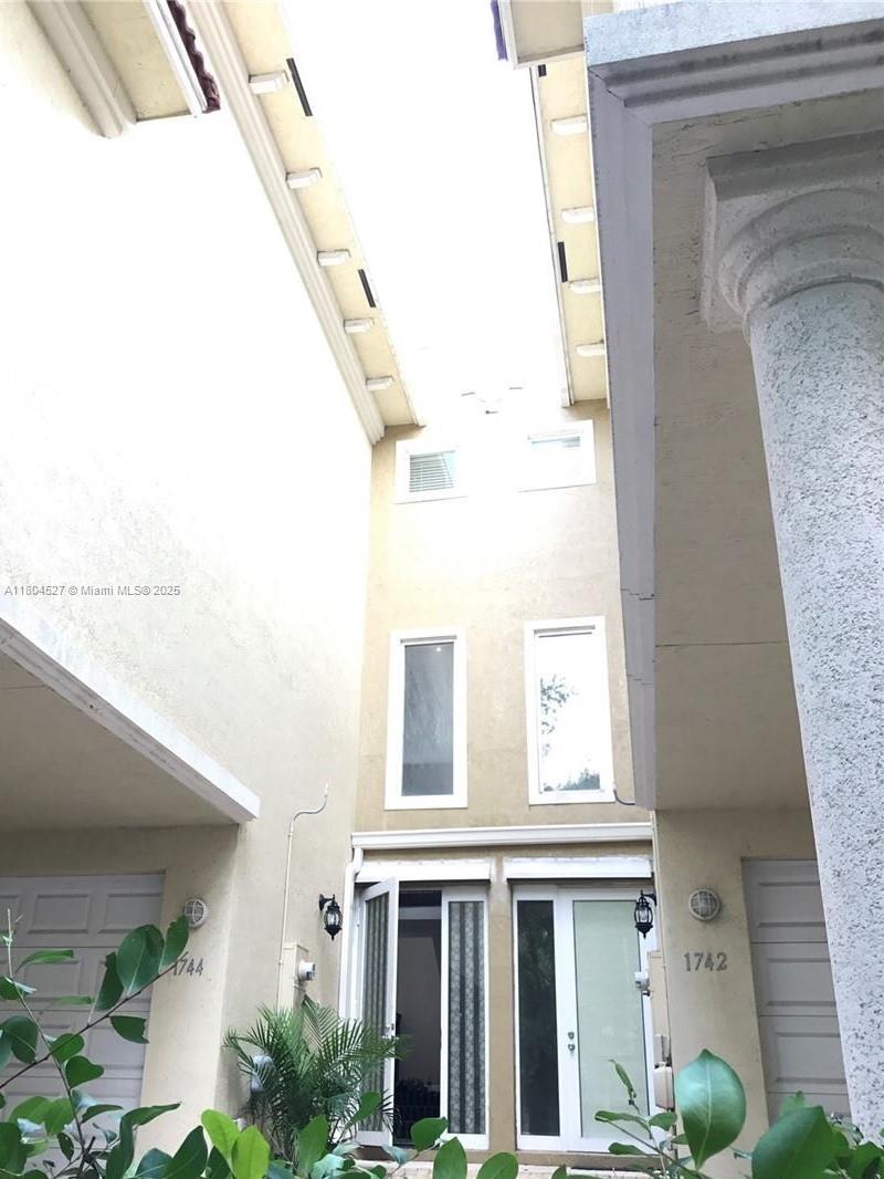 1744 N Dixie Hwy 1744, Fort Lauderdale, Broward County, Florida - 2 Bedrooms  
3 Bathrooms - 