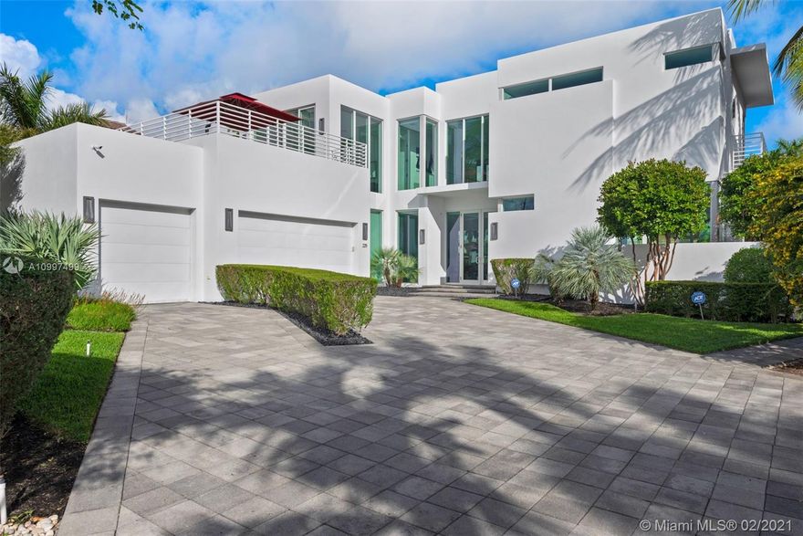 The Best of Everything! Tucked away where Las Olas crosses the Intracoastal waterway, this spectacular home offers it all. This unique location offers an easy walk to the beach, shops and restaurants of Las Olas Boulevard. This house is a modern masterpiece, featuring an open floor plan for entertaining and active lifestyles.The new owners will enjoy 105’ feet of deep water frontage, new boat lift platform rated at 40,000 lbs. The waterfront pool & patio will delight family and friends. This unique property is a MUST SEE for the discerning buyer.