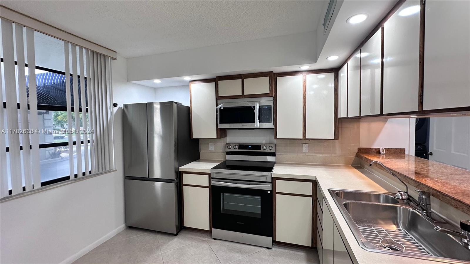 CONDO 26 OF WHITEHALL CON - Residential Lease