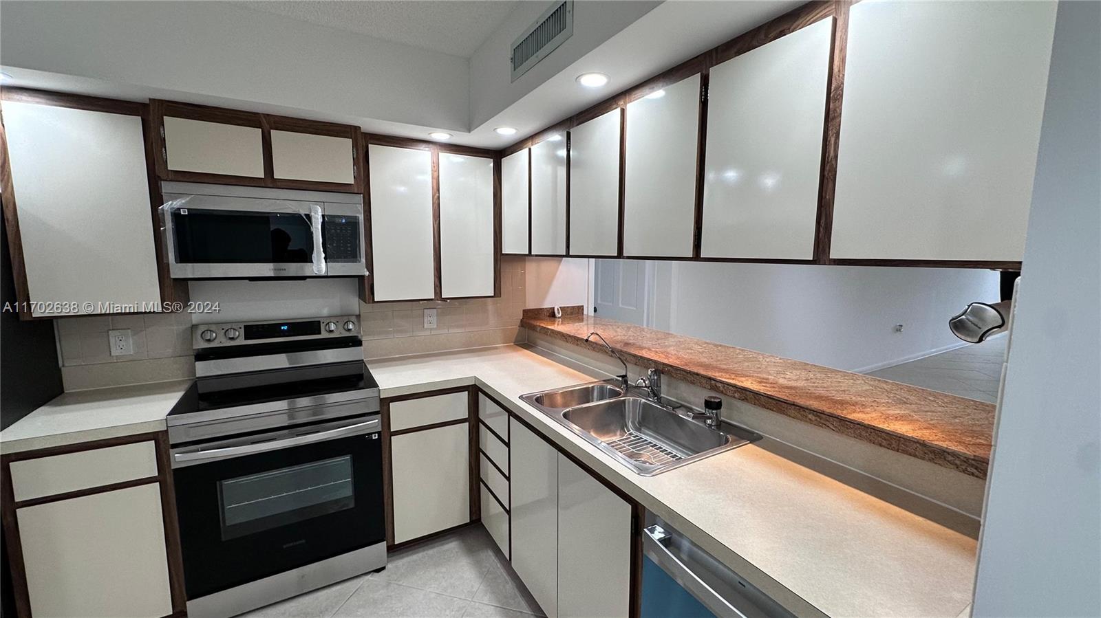 CONDO 26 OF WHITEHALL CON - Residential Lease