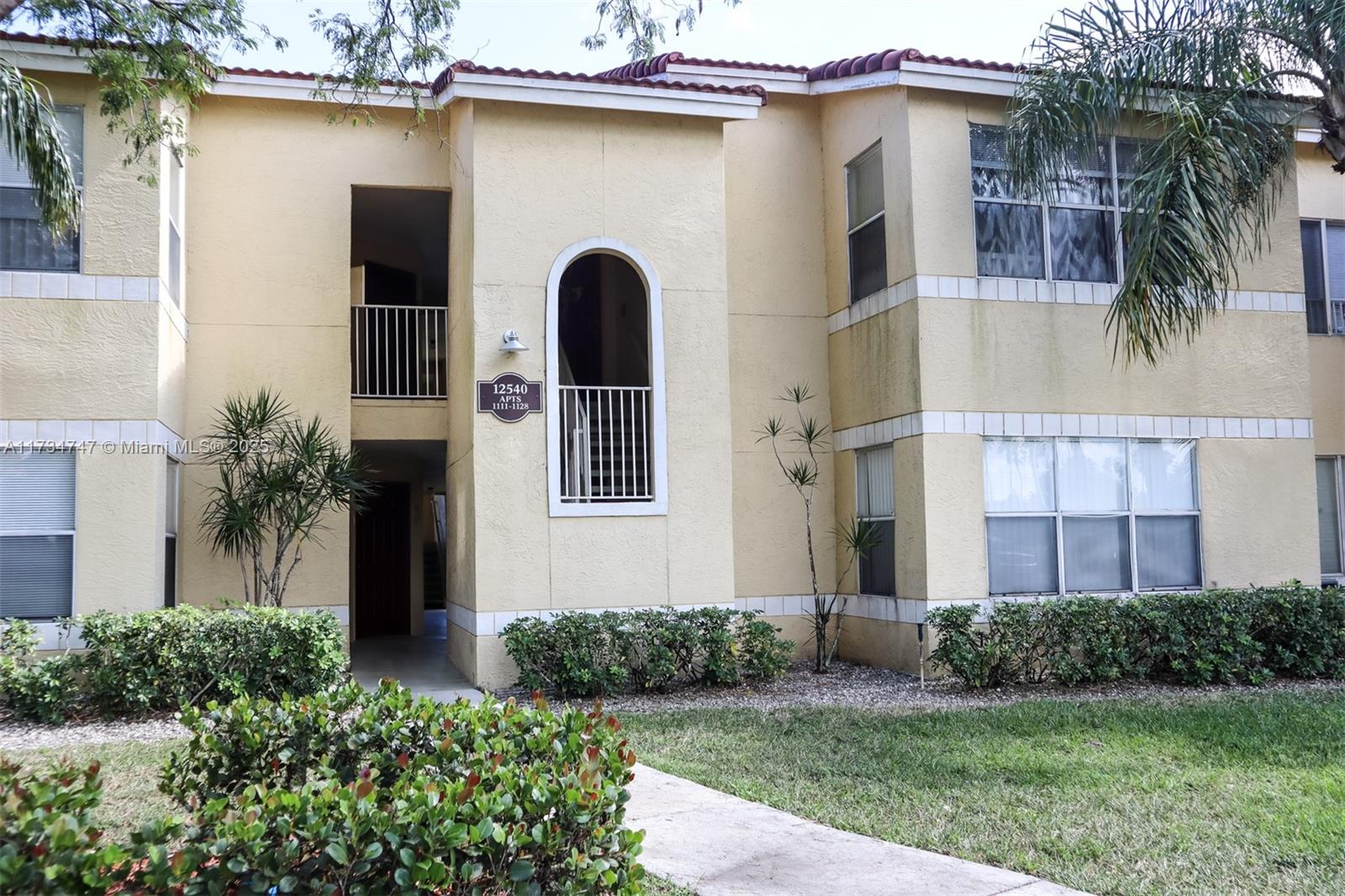 Great Location to live and central location in Sunrise to Sawgrass and Plantation. Spacious one bedroom and one bath apartment. Spacious with vaulted ceilings which makes it very ample. Washer and Dryer inside the unit. Great amenities: 2 pools, tennis courts, gym, Jacuzzi. Minutes from major highways (I-595, I-75 and Sawgrass Expressway). And from major shopping and dining areas. Pet Friendly community Please provide 24-hour notice for showings to coordinate with tenant. the property is in the process of being Painted in white, new Curtains, new fridge, new water heater, and new bath furniture (sink). New pictures coming soon.