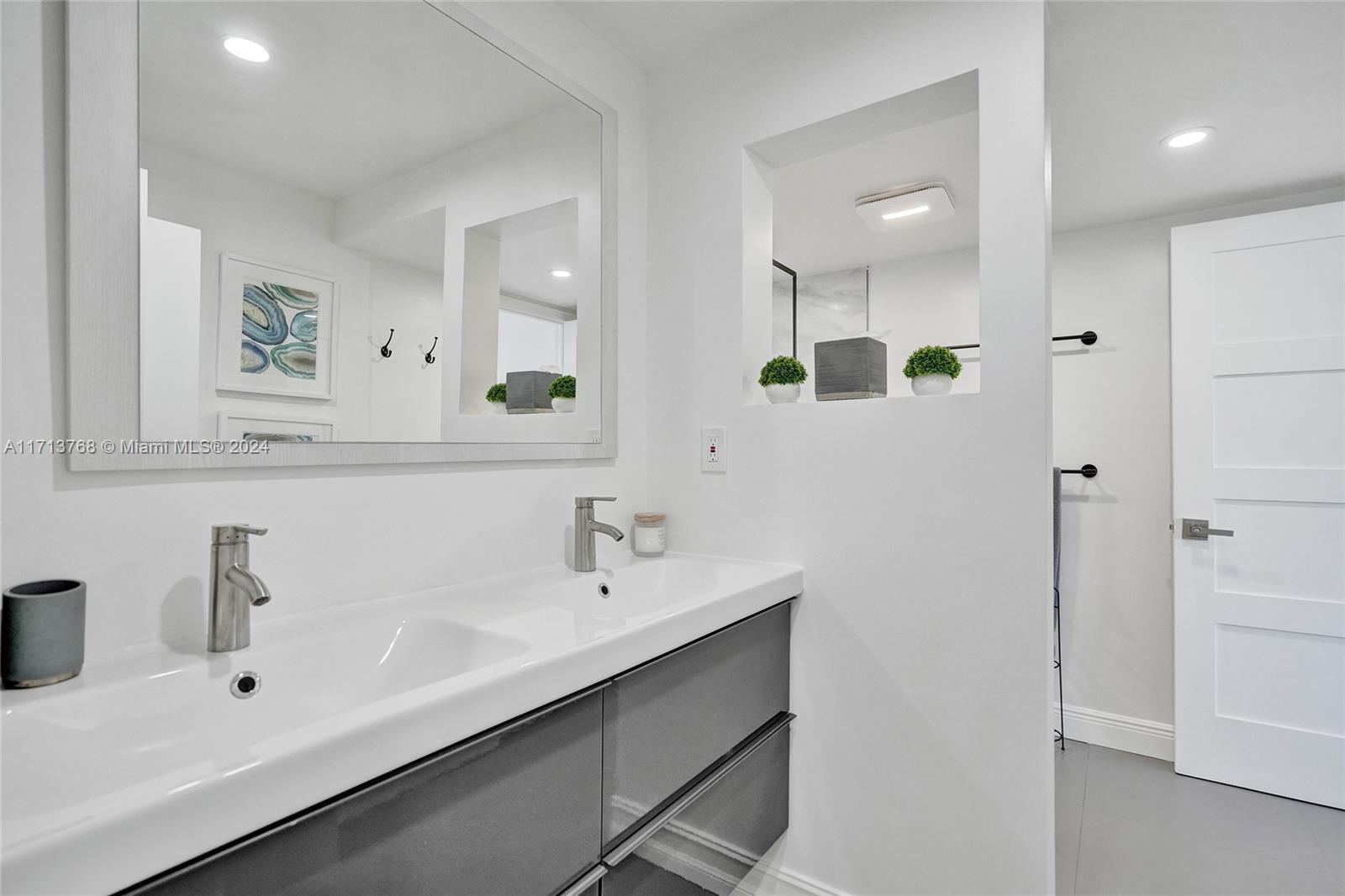 SILVER THATCH INTRACOASTA - Residential