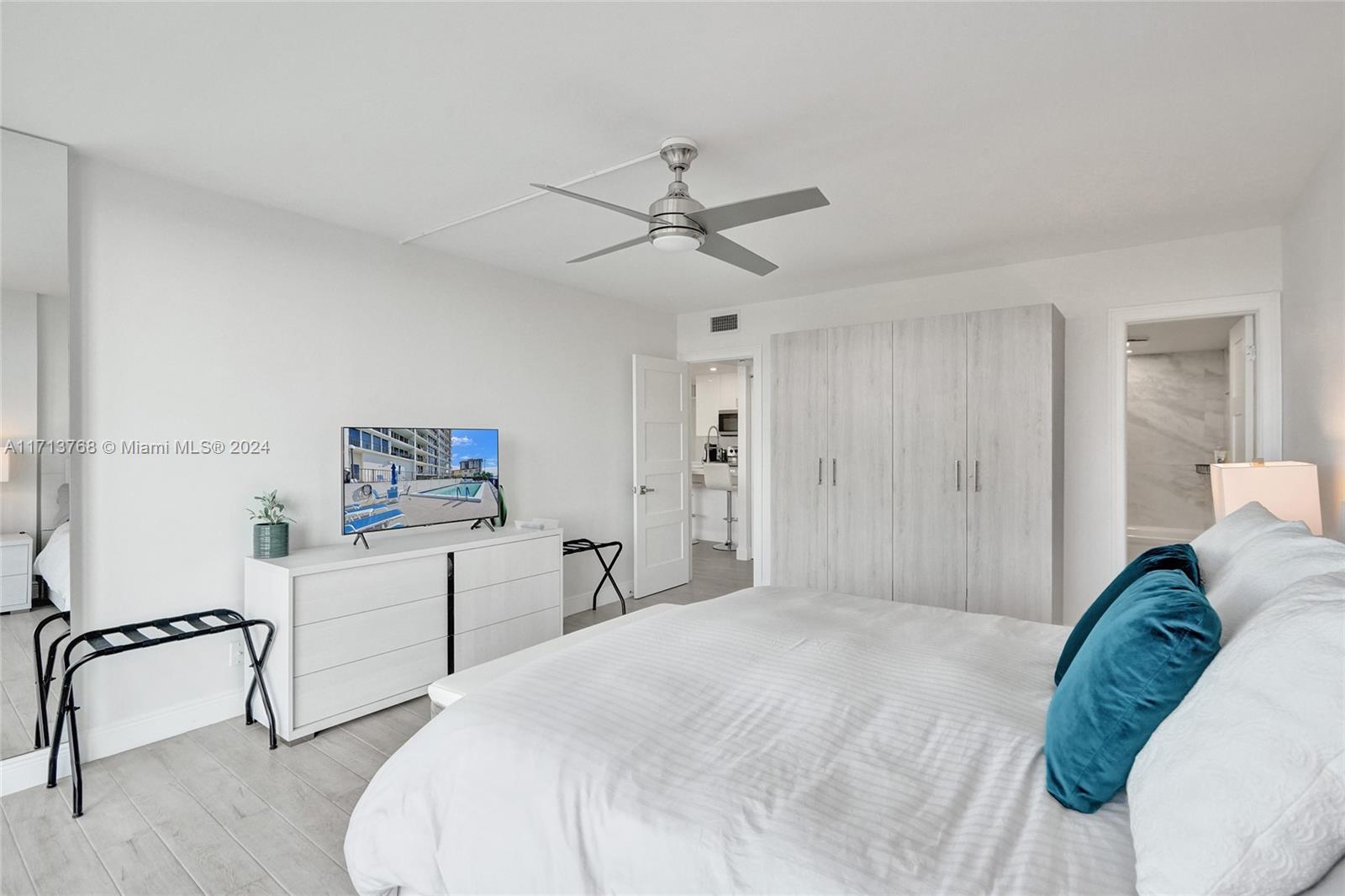 SILVER THATCH INTRACOASTA - Residential
