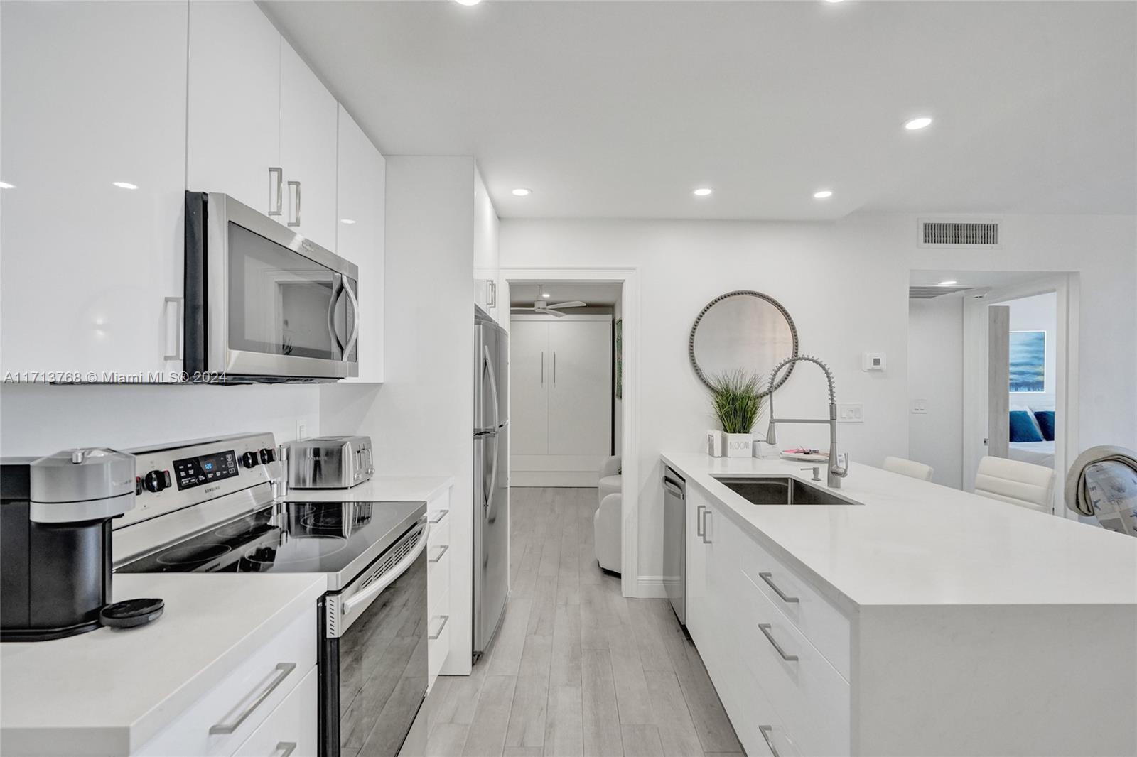 SILVER THATCH INTRACOASTA - Residential