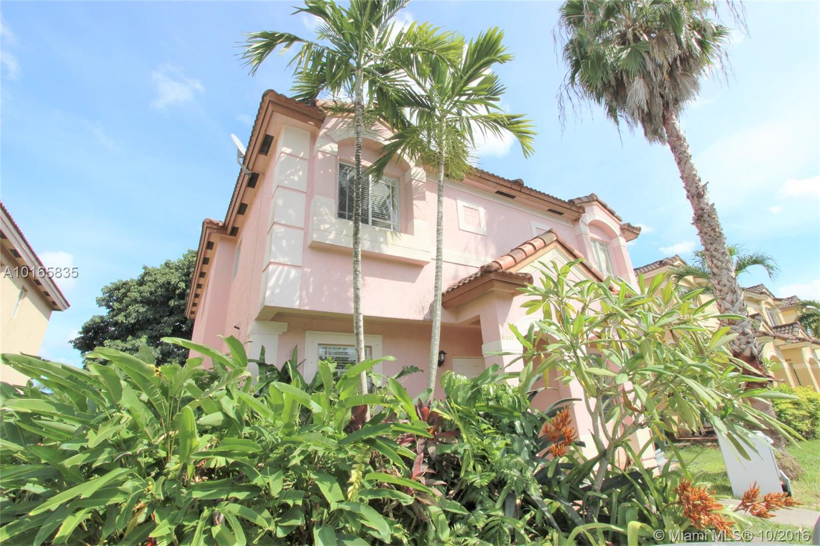 No homeowner's association on this one. Corner unit townhome with 3 bedrooms / 2.5 baths and it's own private driveway. Features include a foyer, open kitchen to the dining / living area which leads to the backyard, walk-in closet, and much more. Call now to see all that this beautiful home has to offer.
