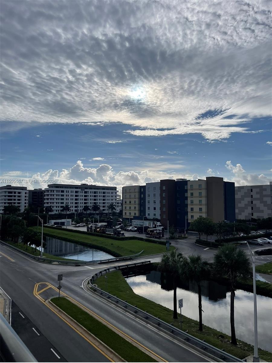 DOWNTOWN DORAL SOUTH PHAS - Residential