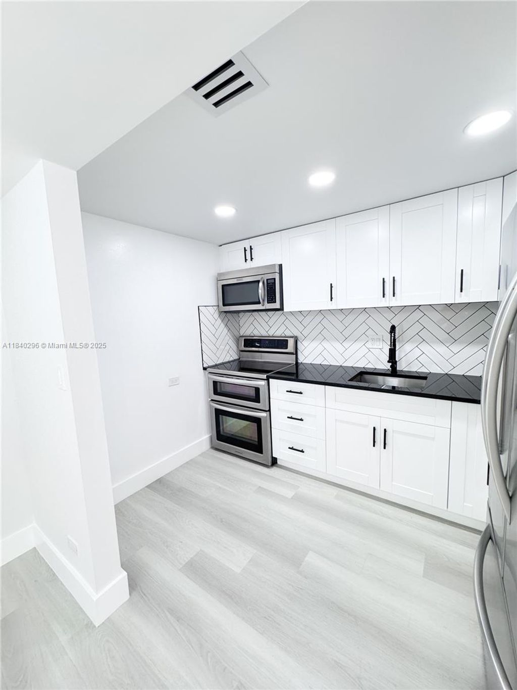 Photo of 3660 Inverrary Dr #1Y, Lauderhill, FL 33319 (MLS # A11840296)